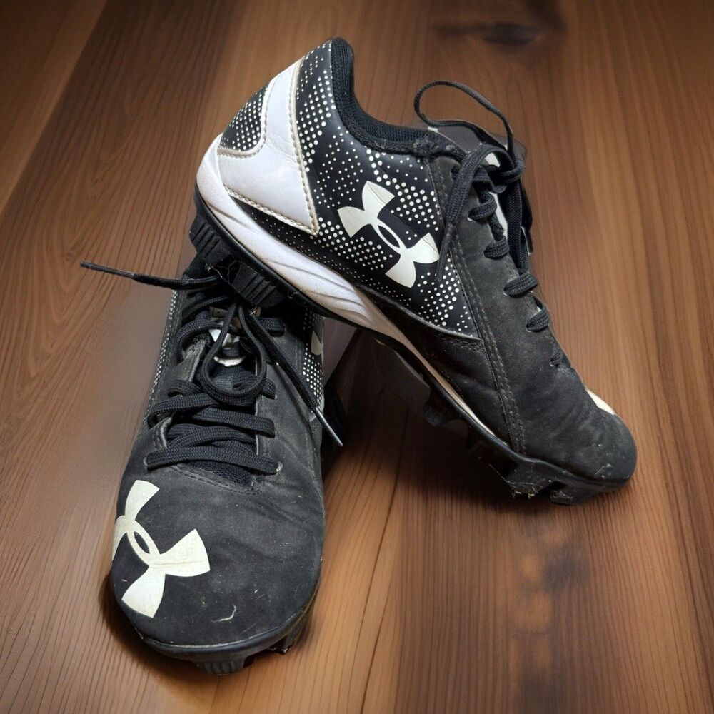 Black White Sz 1.5Y Under Armour athletic cleats boys, girls, unisex Great Shape